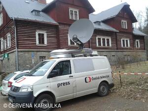 Přenosový vůz České televize u Perníkové chaloupky
