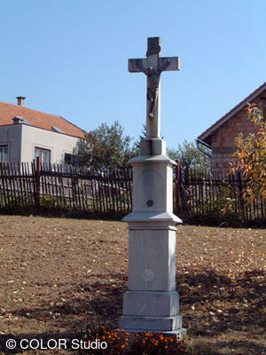 Kamenný kříž - na dolním konci obce nad kaplí