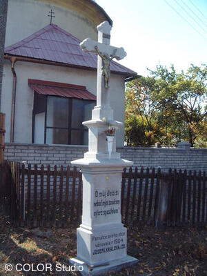 Kříž u kostela sv. Vavřince