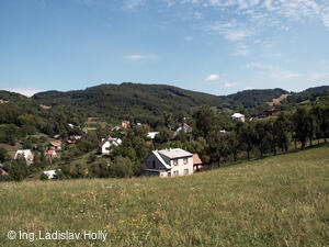 Pohled od hřbitova do okolí, Rusava