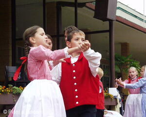 Mezinárodní folklorní festival Písní a tancem