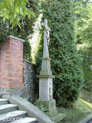 kříž před kostelem
