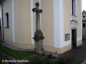 Kříž u kostela