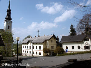 Pohled na kostel a zámek z obory