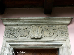 Detail dveřního překladu domu č.p. 52
