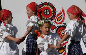 Mezinárodní folklorní festival Písní a tancem