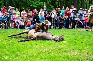 Slet čarodějnic 2009 - koňské show manželů Tomkových o přestávce soutěží