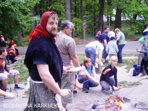 Slet čarodějnic u Perníkové chaloupky 2009 - ježibaba peče buřty