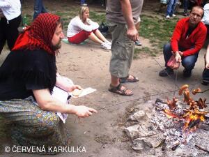 Slet čarodějnic u Perníkové chaloupky 2009 - ježibaba peče buřty