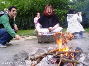 Slet čarodějnic u Perníkové chaloupky 2009 - ježibaba peče buřty