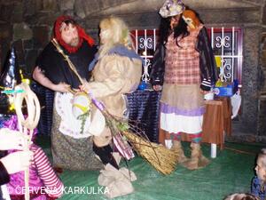Slet čarodějnic u Perníkové chaloupky 2009 - předání zlatého koštětě