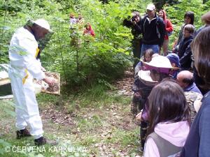 Včelař Josef Vlach při Medobraní u Perníkové chaloupky 2009