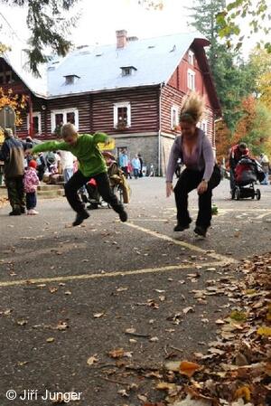Perníkiáda s VŘSR 2010 - obskakování žabí královny