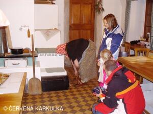 Silvestrovské uložení Ježibaby k zimnímu spánku 2010 - zout boty