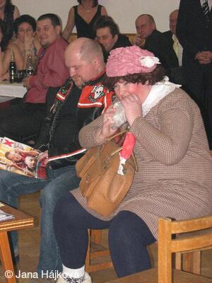 Obecní ples - ordinace uprostřed vesnice