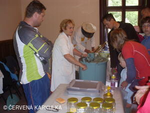 Medobraní s dětským dnem u Perníkové chaloupky 2011