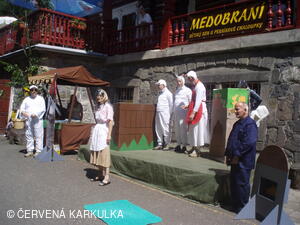 Medobraní s dětským dnem u Perníkové chaloupky 2011