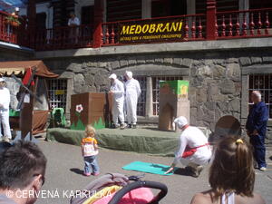 Medobraní s dětským dnem u Perníkové chaloupky 2011