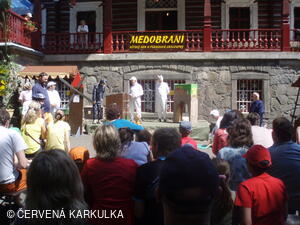 Medobraní s dětským dnem u Perníkové chaloupky 2011