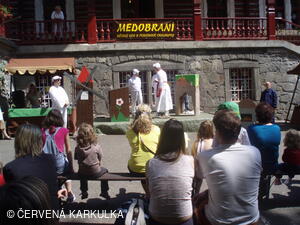 Medobraní s dětským dnem u Perníkové chaloupky 2011