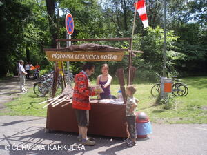 Medobraní s dětským dnem u Perníkové chaloupky 2011