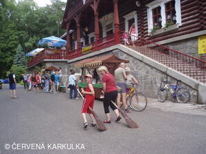 Medobraní s dětským dnem u Perníkové chaloupky 2011