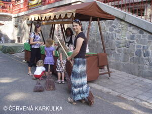 Medobraní s dětským dnem u Perníkové chaloupky 2011