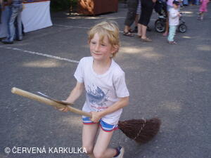 Medobraní s dětským dnem u Perníkové chaloupky 2011